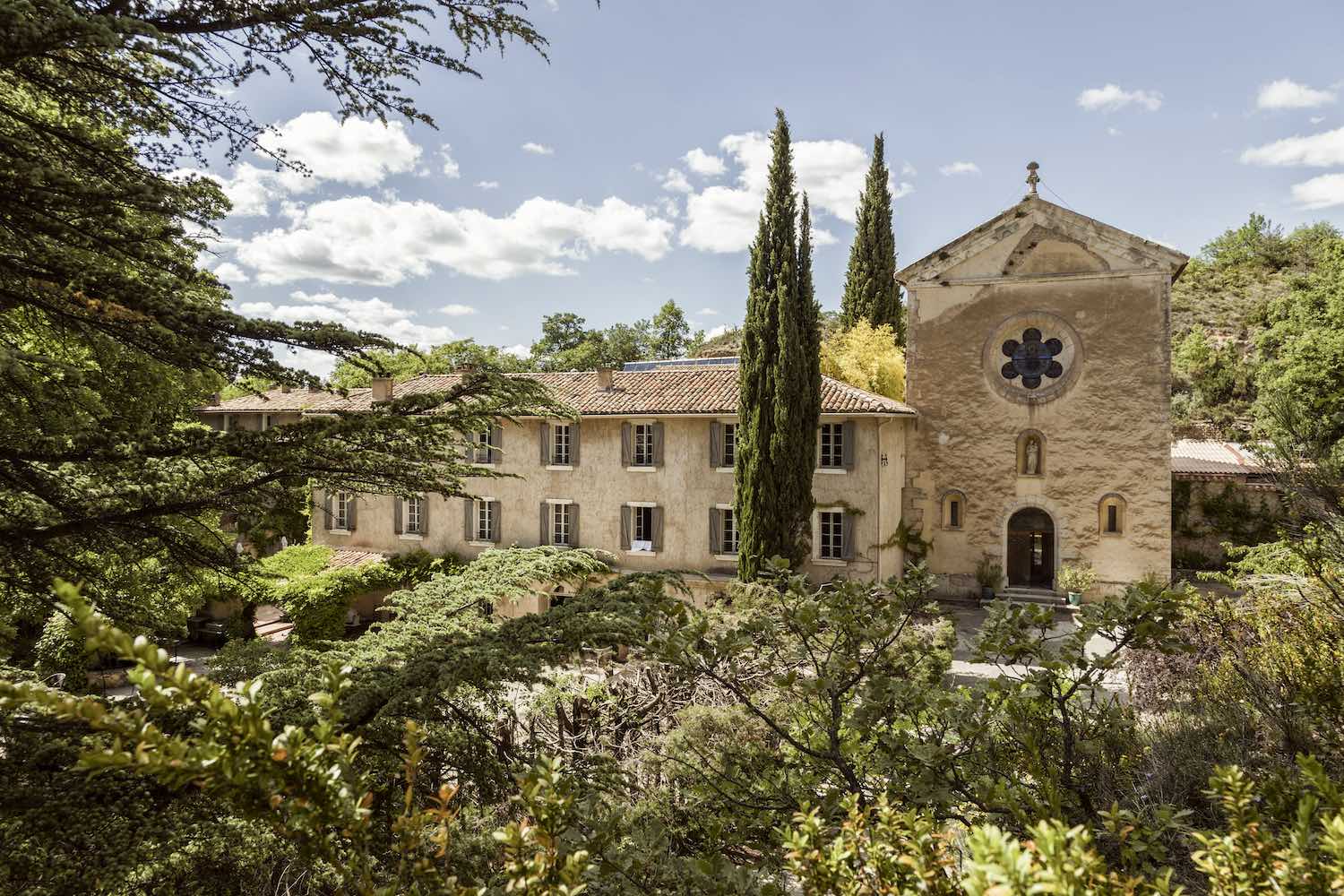 monastere de segries exterieur jeuneetrandonnee 1500x1000 - Monastère de Ségriès