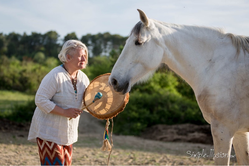 cheval bien etre jeune equicoaching chemin sante provence - Je&ucirc;ne, Randonn&eacute;e et Cheval