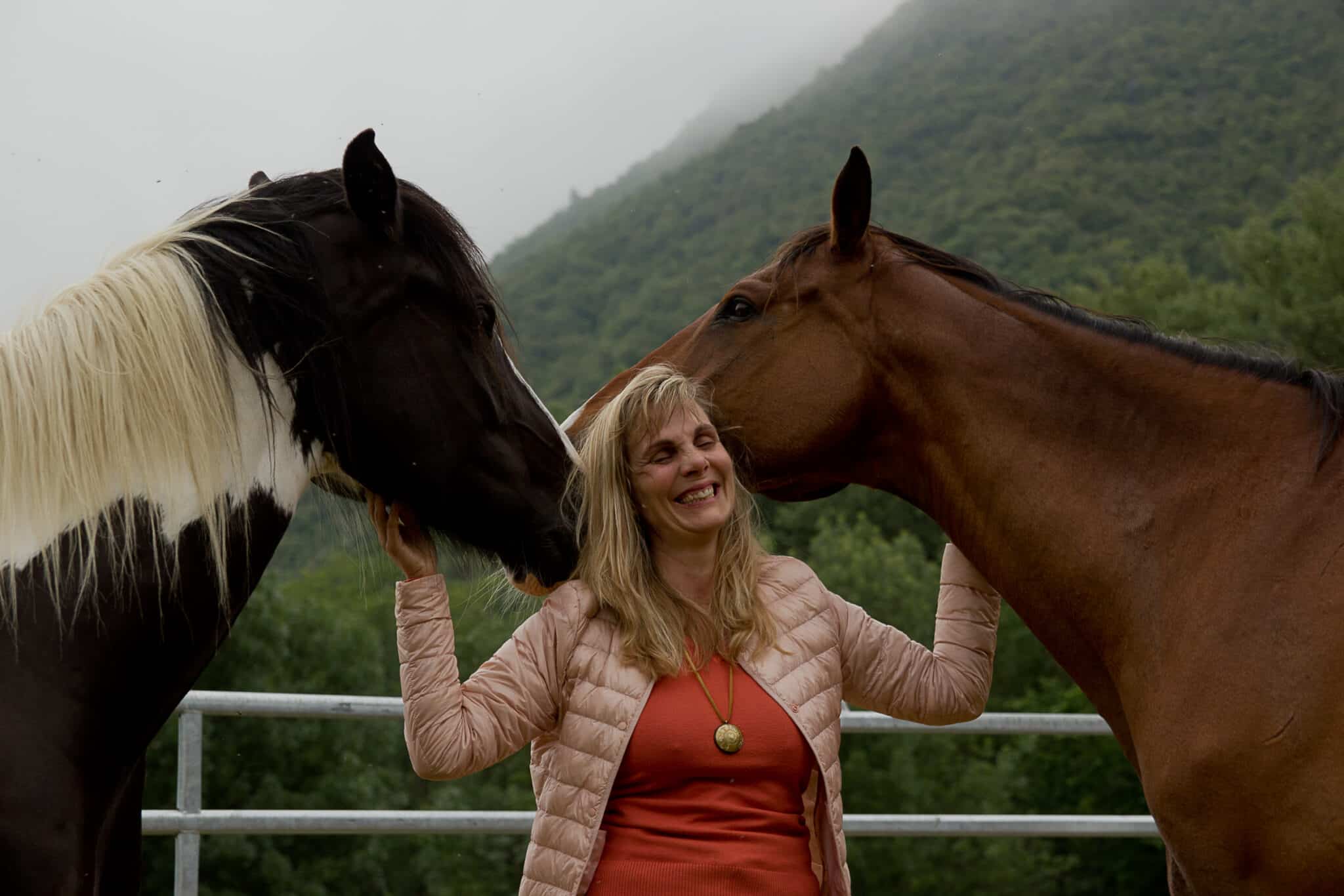 jeune randonnee cheval provence equi coaching chemin sante scaled - Je&ucirc;ne, Randonn&eacute;e et Cheval
